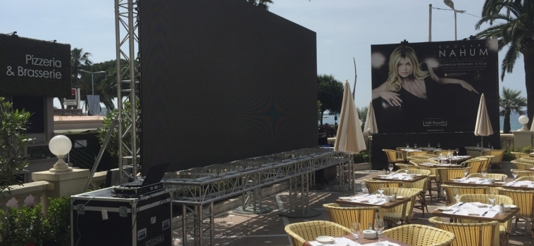 Ecran led géant extérieur au Festival de Cannes